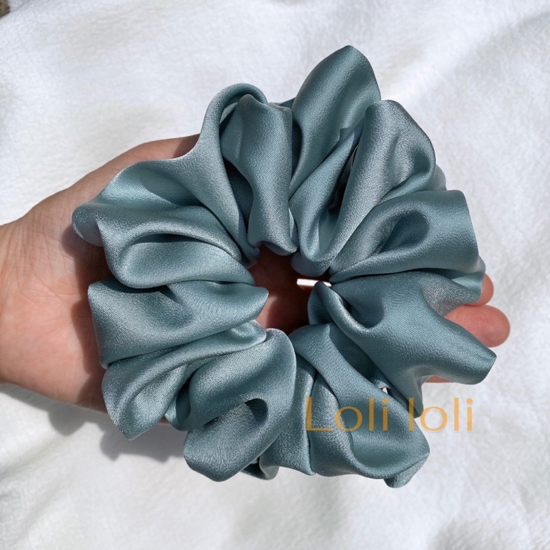Scrunchies buộc tóc vải lụa ánh  nhũ màu trơn Cao Cấp Loli. Cột tóc màu đen,trắng đơn giản