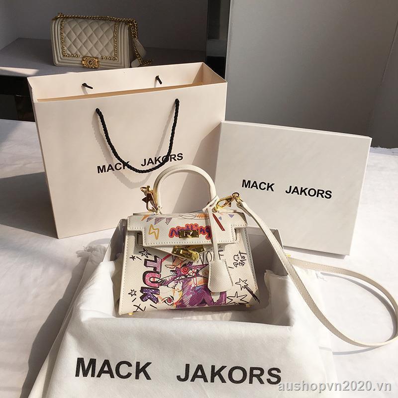 Túi đeo chéo Mackjakors hình gấu phong cách Hong Kong mẫu mới nhất 2021 thời trang cá tính