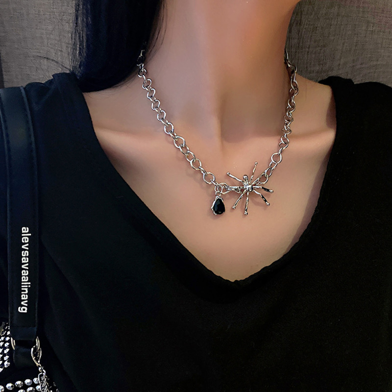Dây chuyền mặt hình nhện đính đá cá tính