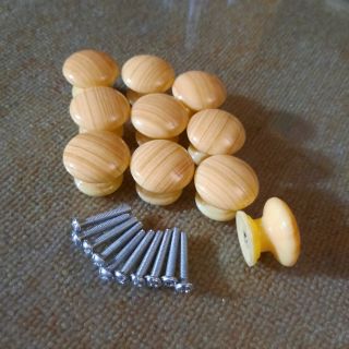 Combo 30 núm tủ, núm ngăn kéo vân giả gỗ- núm tủ to 3 cm ( màu vàng) kèm 30 ốc vít