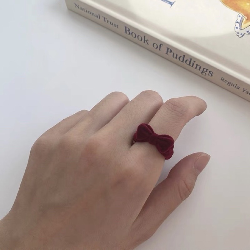 Nhẫn nơ cute hàn quốc và hộp dâu tây bằng nhung phong cách dễ thương