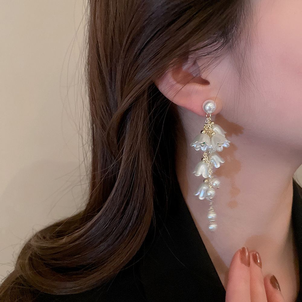 Khuyên tai lủng lẳng kiểu dáng hoa ngọc trai nhân tạo tinh xảo phong cách Hàn Quốc