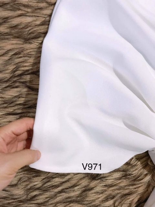 Váy trắng cổ chữ V