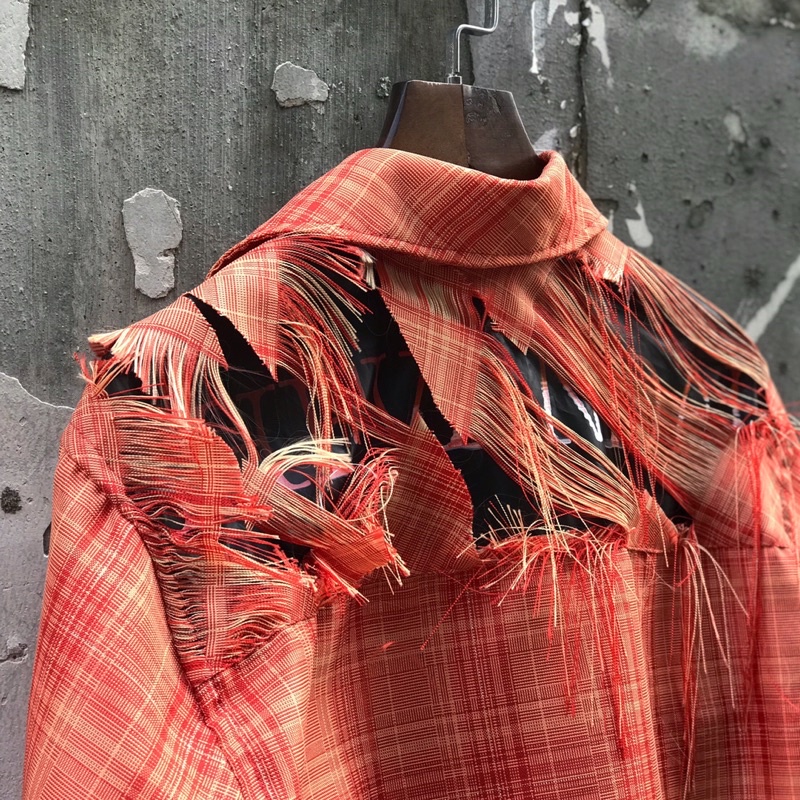 ÁO SƠMI “TVD SỌC RÁCH VAI TUA RUA VẢI”