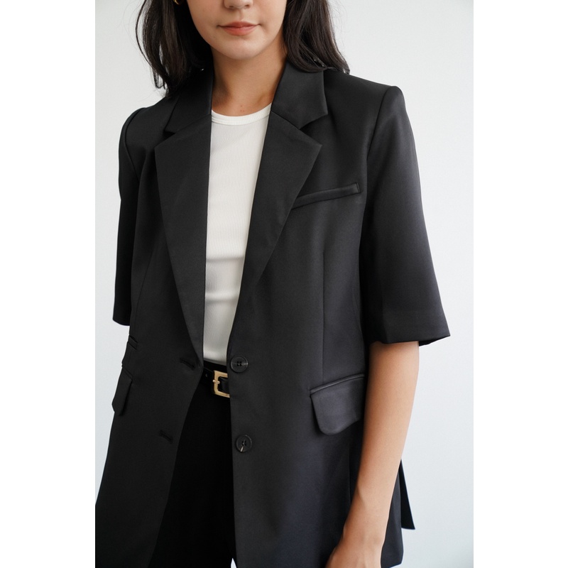 Áo khoác Blazer cộc tay giao 1 hàng khuy 2 túi 2 bên, xẻ tà thân sau(Đen)_MONOTALK 22T40007TK