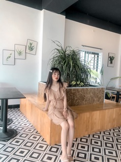 Váy tơ màu nude