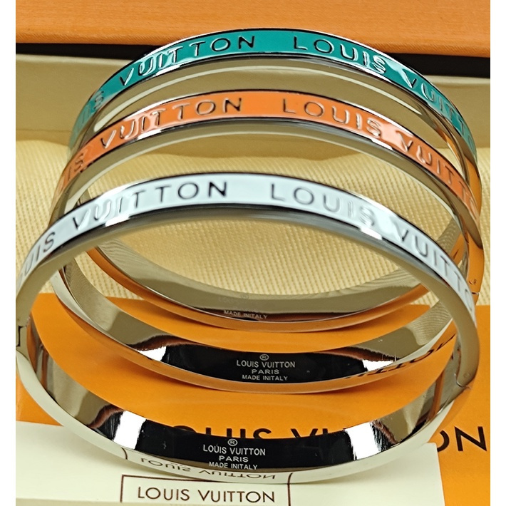 Màu sắc mới CUFF Bạc khắc họa tiết Monogram mang tính biểu tượng và có vòng tay đơn