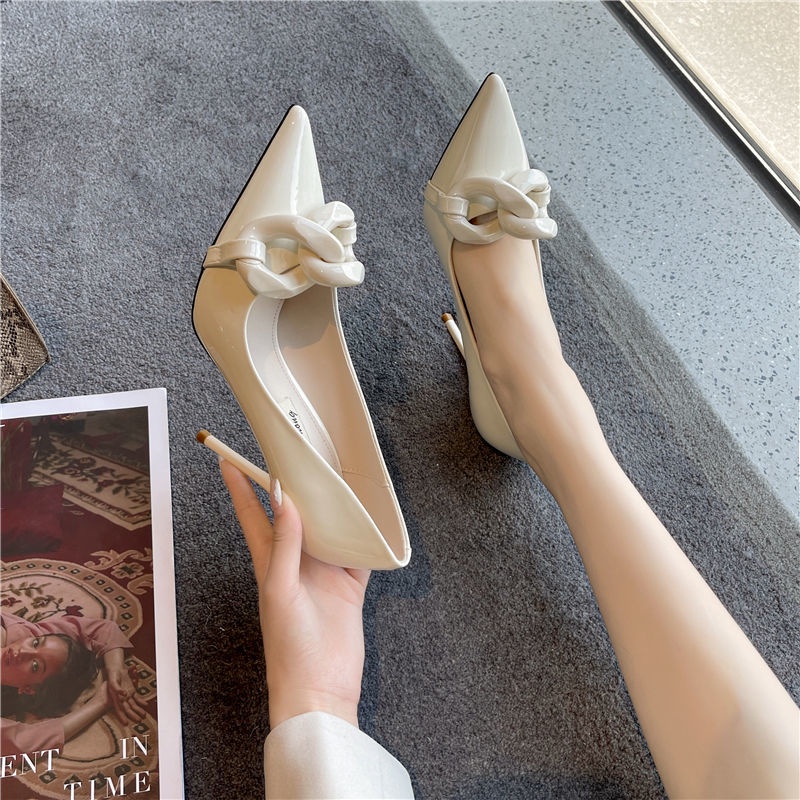 Giày cao gót da bóng mũi nhọn phối dây xích màu hồng nhạt phong cách châu âu thời trang 2022 cho nữ