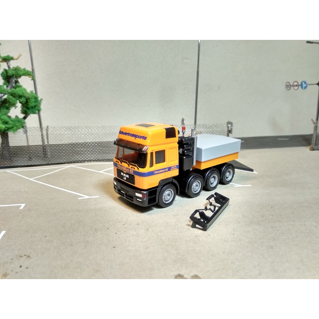 Mô hình xe tải 1:87 Herpa Man F2000 8x4