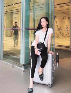 Áo pull đen trắng cổ tim