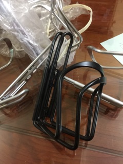 GIÁ ĐỠ NHÔM ĐỂ BÌNH NƯỚC XE ĐẠP.