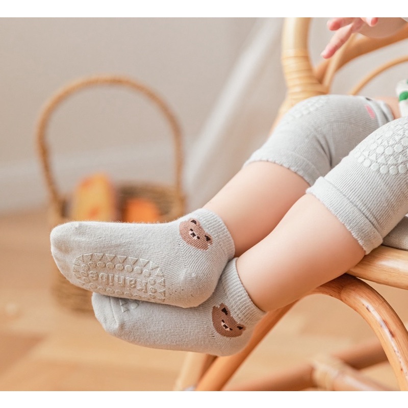 Set vớ + tất tập bò cho bé chống trợt