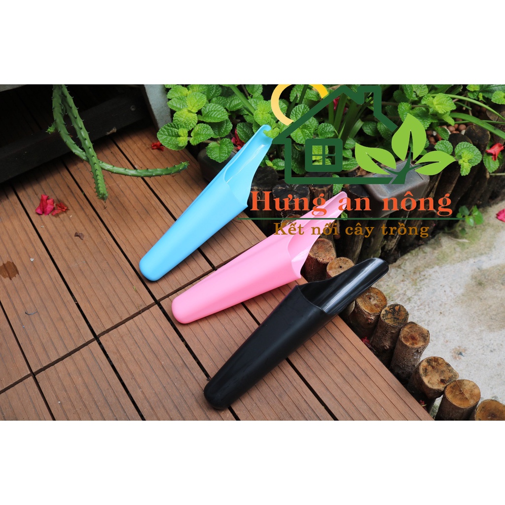 Lon dài xúc đất bón phân nhựa PP hỗ trợ làm vườn, size 23x4.5x5.5cm