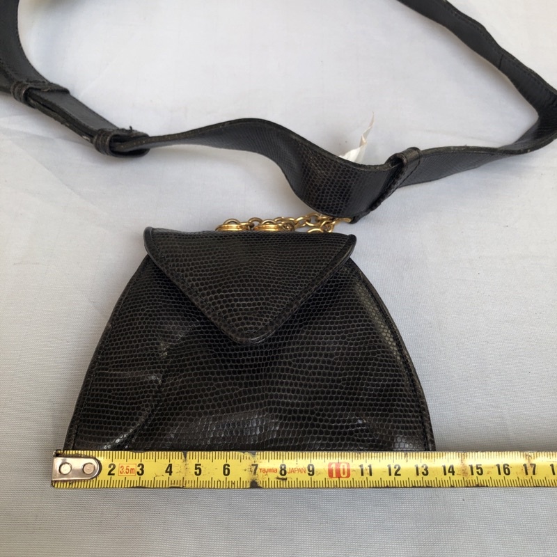 Túi chuẩn si. Túi qua sử dụng. Khách vui lòng xem hình nếu muốn biết thêm thông tin sản phẩm mời khách vô chat . Thanks.