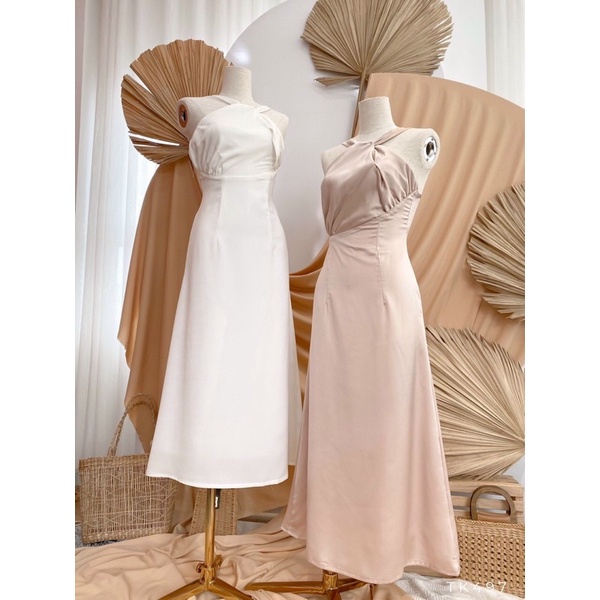 Đầm cổ yếm vải lụa cao cấp form chuẩn sang chảnh dáng maxi