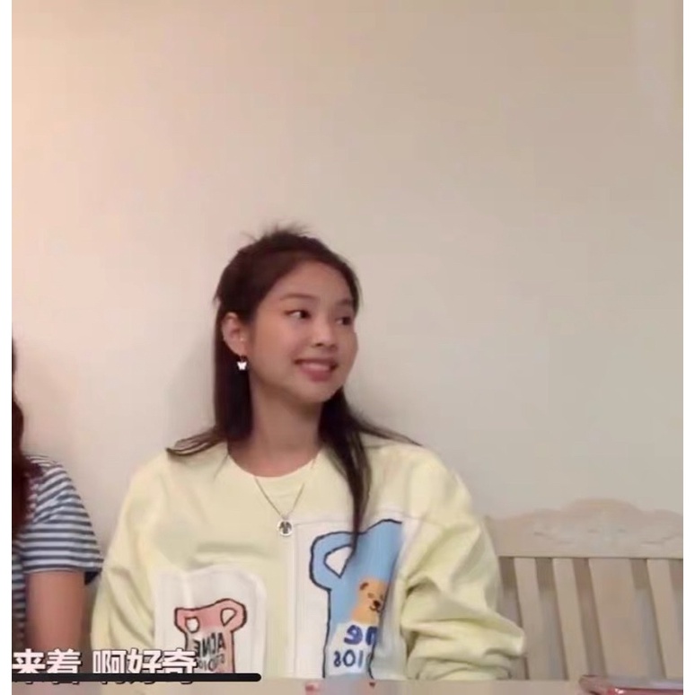 Áo Sweater Jennie Vàng Mơ Hình Gấu Đáng Yêu