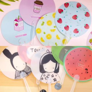 Quạt cầm tay mini nhựa tròn họa tiết hoạt hình dễ thương tự tháo nắp tiện dụng