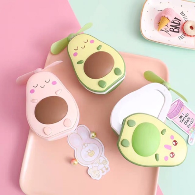 Quạt tích điện mini cầm tay hình quả  bơ có đèn và kèm gương,