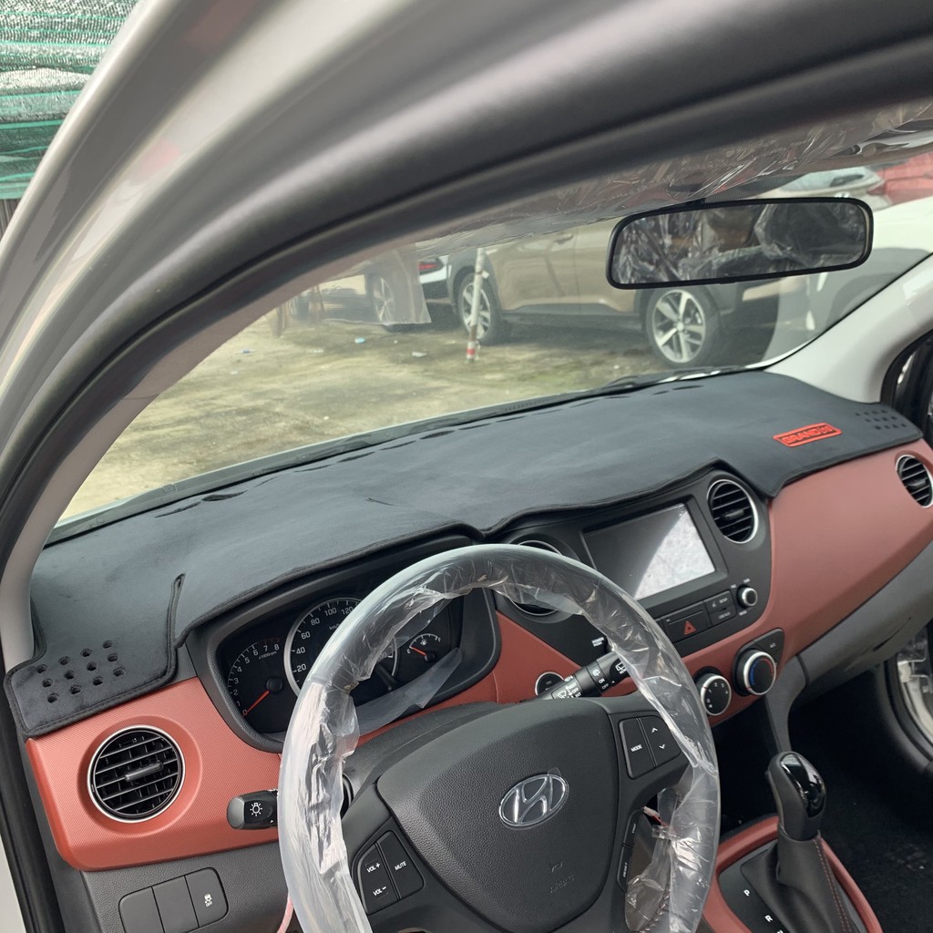 Thảm Taplo Chống Nóng Hyundai i10 chất liệu Nhung Lông Cừu, hàng cao cấp có đế cao su chống trượt.