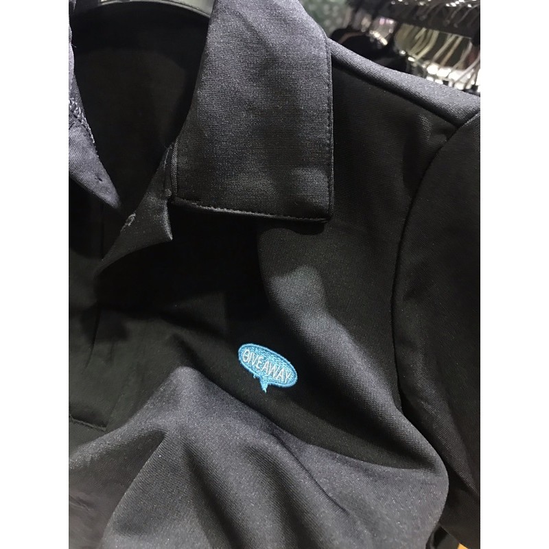 Đầm đen cổ bẻ thêu chữ - form bé dưới 48kg