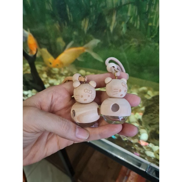 Chai treo xe mèo kitty - vỏ chai tinh dầu xe hơi