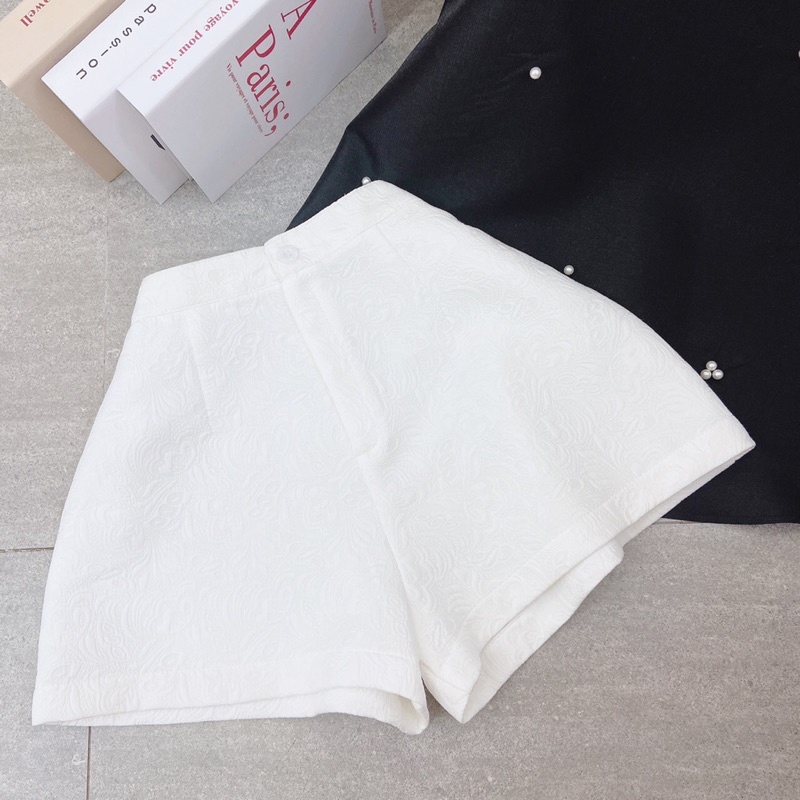 SET ÁO DOLL 2S ĐÍNH ĐÁ HOA + SHORT GẤM TRẮNG