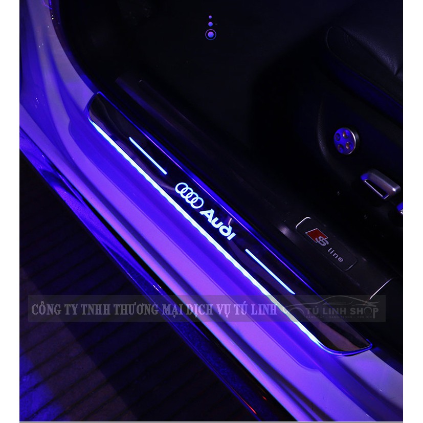Ốp bậc cửa xe ô tô có LED logo hãng, loại không dây có cổng sạc USB