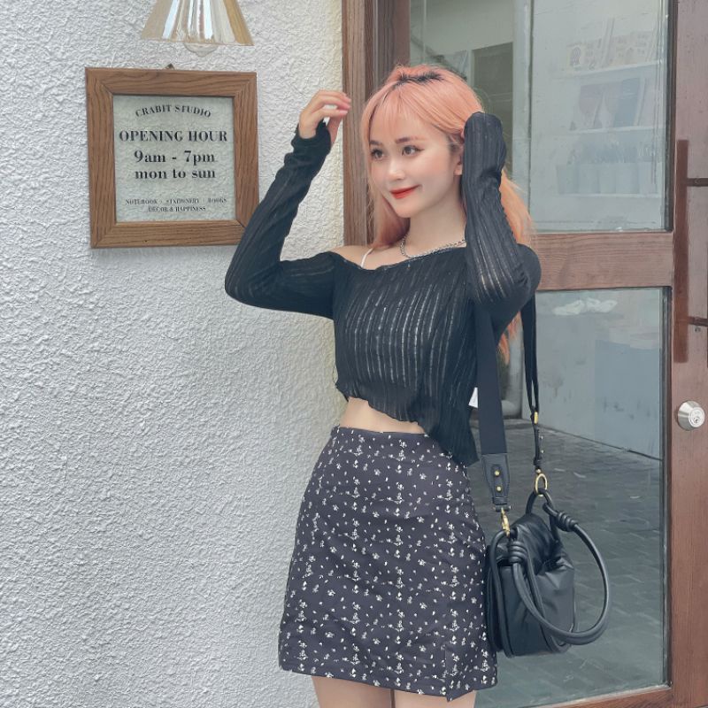 Chân váy hoa nhí đen mini skirt xinh xắn xẻ đùi.