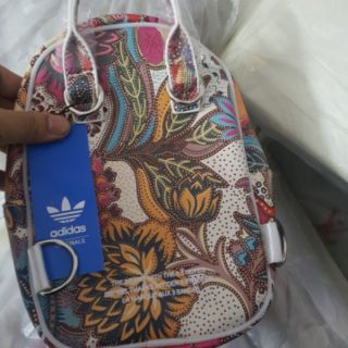 Balo adidas họa tiết