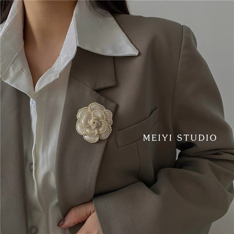 Bông hoa trà cài áo sang chảnh