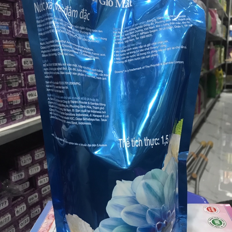 Nước xả vải Downy làn gió mát túi 1.5L
