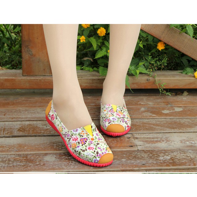 Giày slip on hoạ tiết hoa nhí