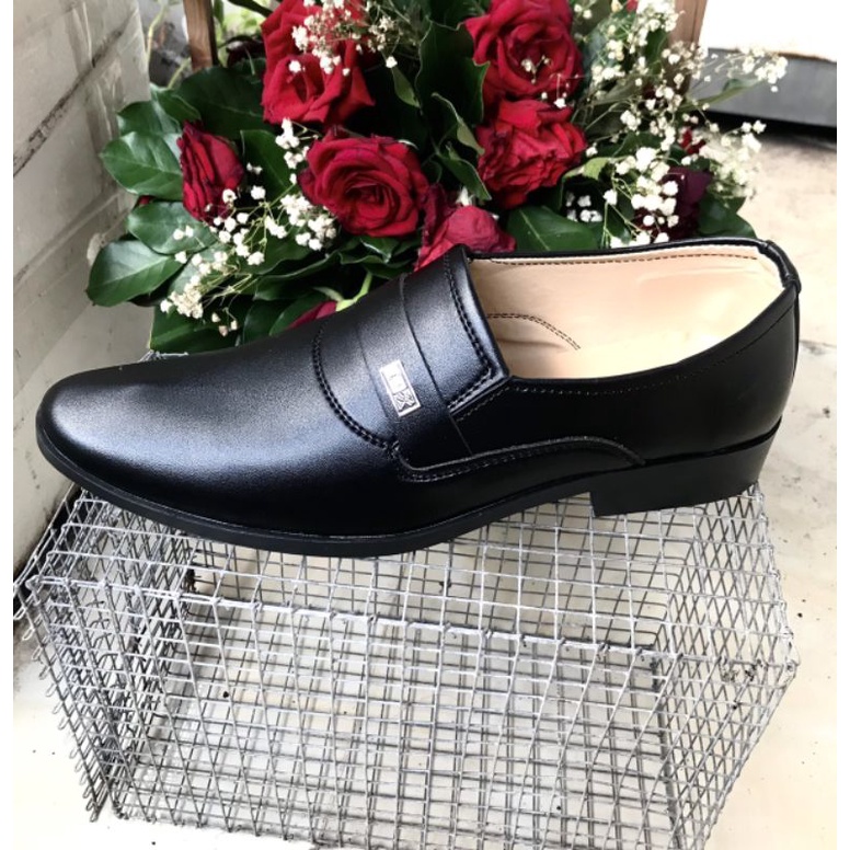 Giày công sở nam mẩu mới, phom đẹp, size từ 38-42, màu đen, đế khâu sẳn rất chắc chắn