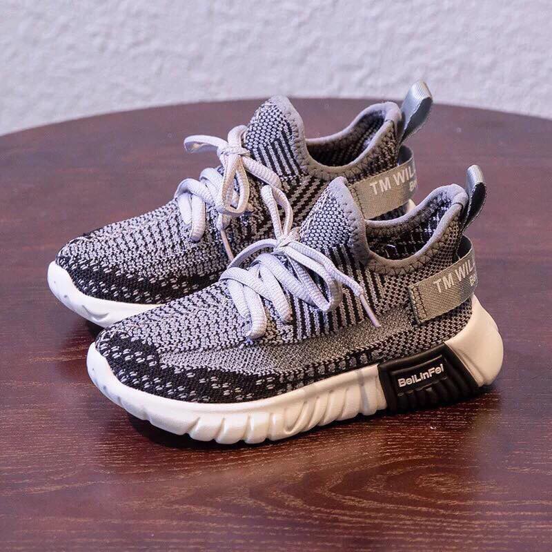 Giày thể thao cho bé