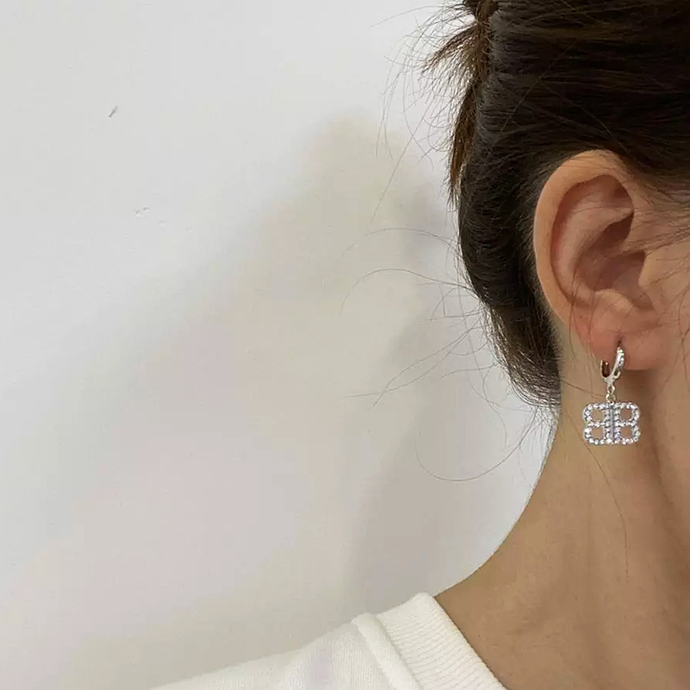 Khuyên tai hình chữ B thời trang sành điệu dành cho nữ