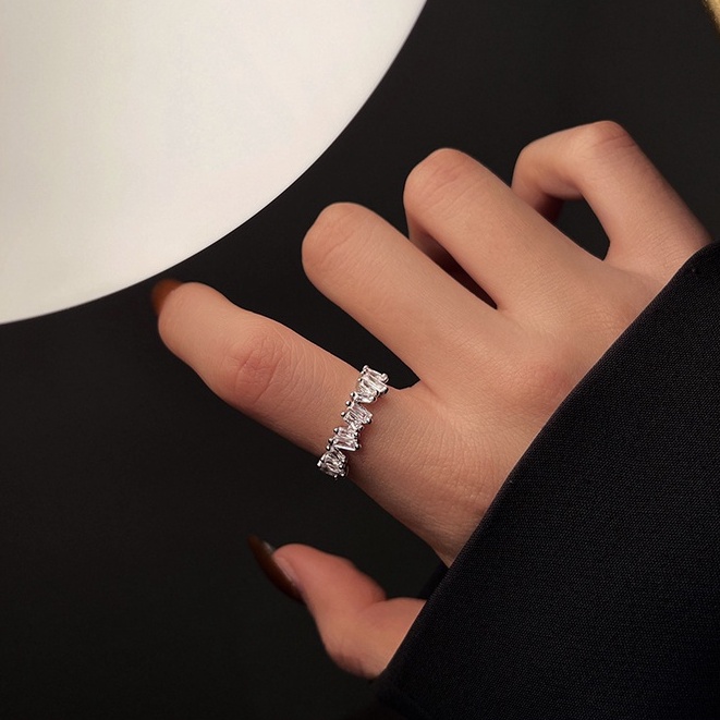 Nhẫn Đính Đá Zircon Lấp Lánh Thiết Kế Đơn Giản Sang Trọng Thời Trang