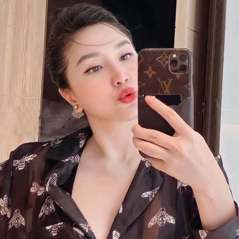 Khuyên tai ong chữ sang chảnh JD287