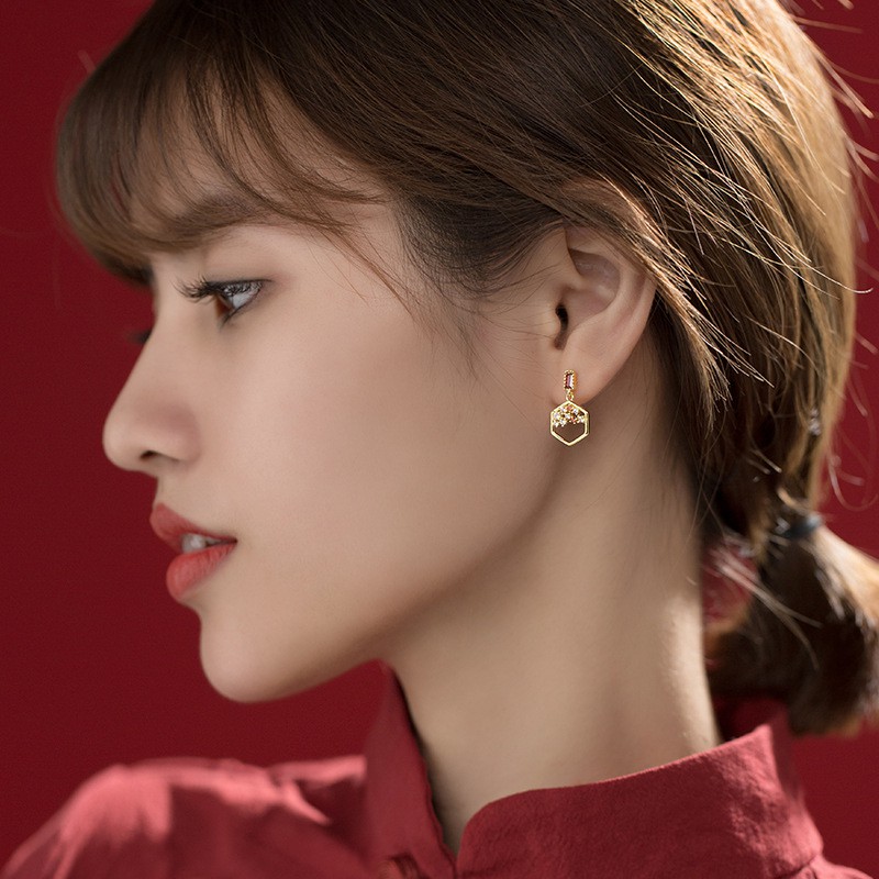 Khuyên tai bạc Ý s925 phong cách nữ bất đối thả đá đỏ G3407 - AROCH Jewelry