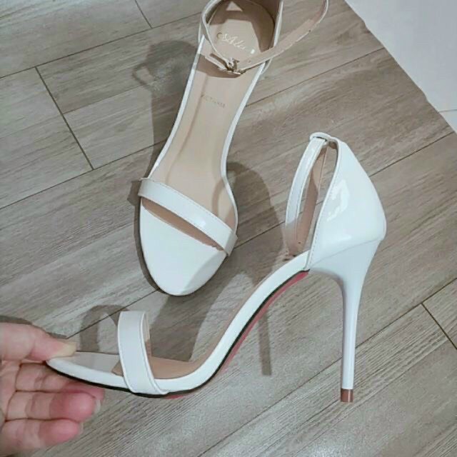 Sandal gót đinh, phom to khách chọn lùi 1 size