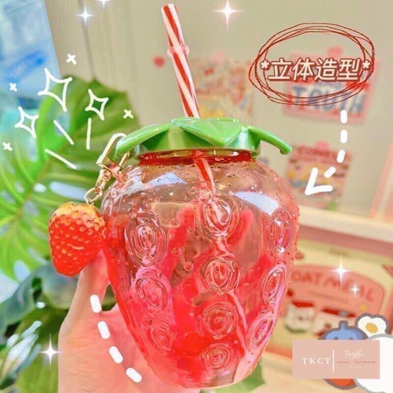 Cốc Uống Nước Hình Dâu Tây Kèm Móc Khóa  và Ống Hút Bằng Nhựa Siêu Cute