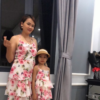 Váy tầng hoa  cho bé và mẹ rất đẹp và tiện lợi đi biển đi chơi cả mẹ và bé đều xinh đều đẹp quá sành quá chất luôn nha c