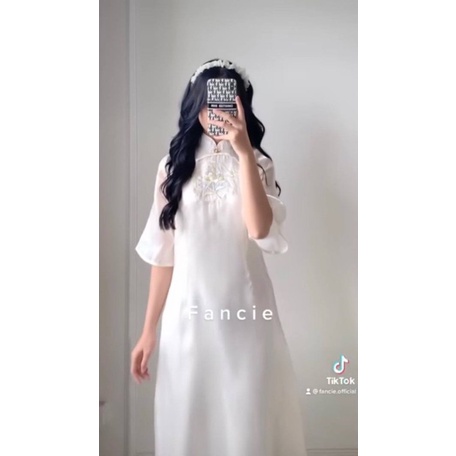 Áo dài trắng thêu hoa tay voan cách tân