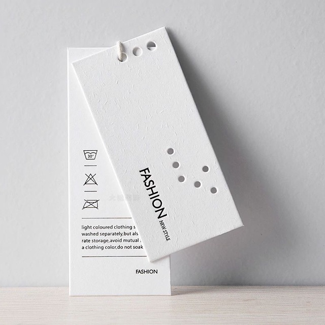 in theo yêu cầu TAG NHÃN MÁC quần áo -giấy bìa cứng cán màng 2 mặt