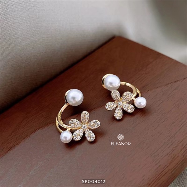 Bông tai nữ chuôi bạc 925 Eleanor Accessories hình bông hoa đính đá viền cong phụ kiện trang sức 4012
