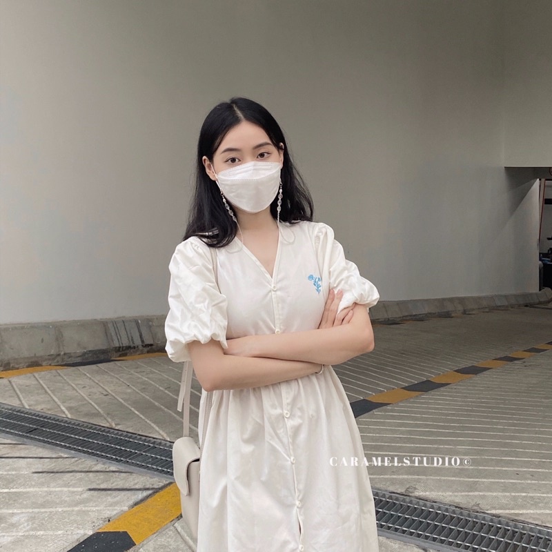 Đầm trắng thêu hoa xanh