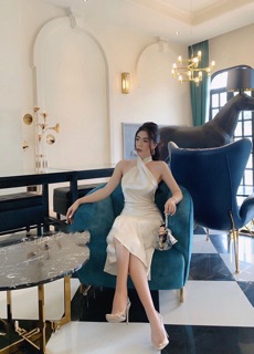 Đầm yếm cổ chéo đuôi cá dạ hội dáng dài chất liệu lụa