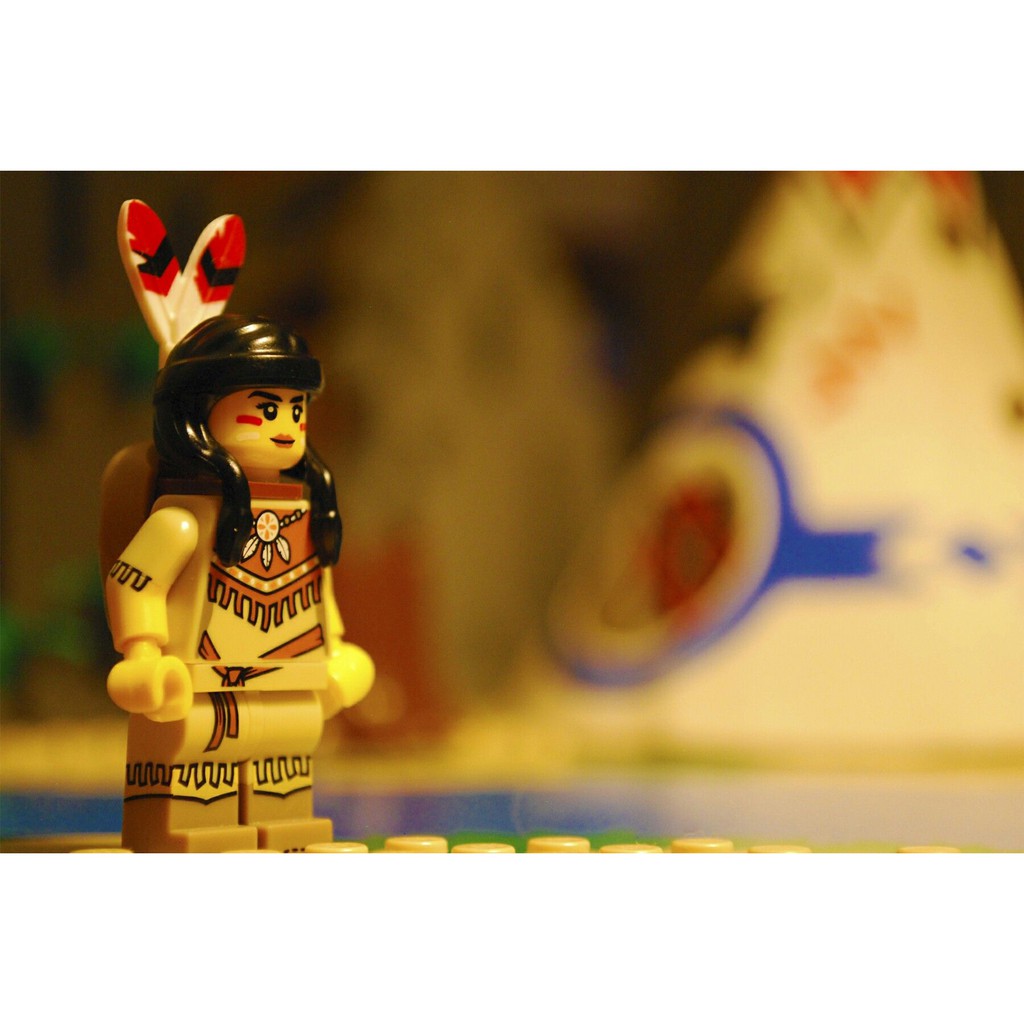 Nhân vật LEGO Minifigures Series 15 Tribal Woman 71011 - Cô gái bộ lạc da đỏ ôm em bé