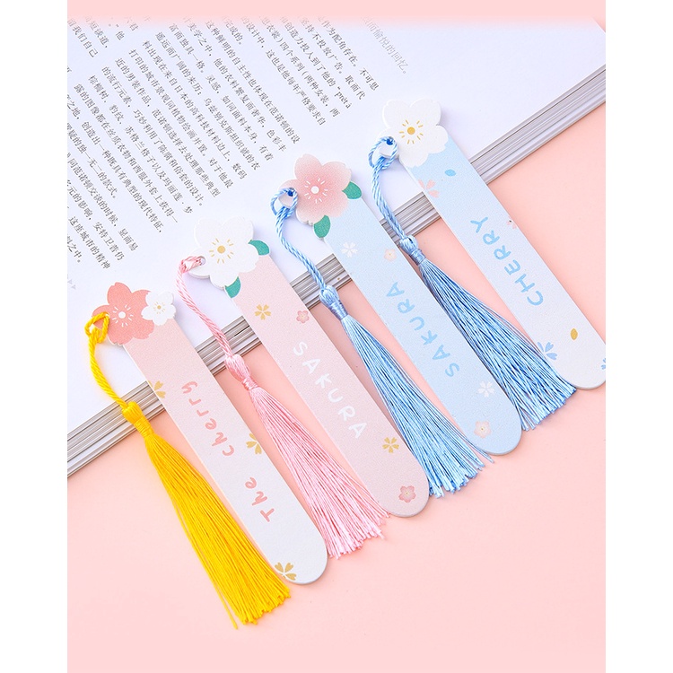 Thước kẻ với màu nước để đánh dấu trang