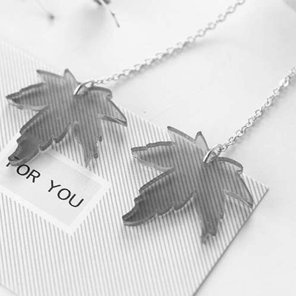 Khuyên Tai Hình Lá Phong Tối Giản Sang Trọng