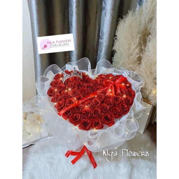 Bó Hoa 50 Bông Nhũ Trái Tim Kèm Vương Miện Đèn Chữ Và Thiệp
